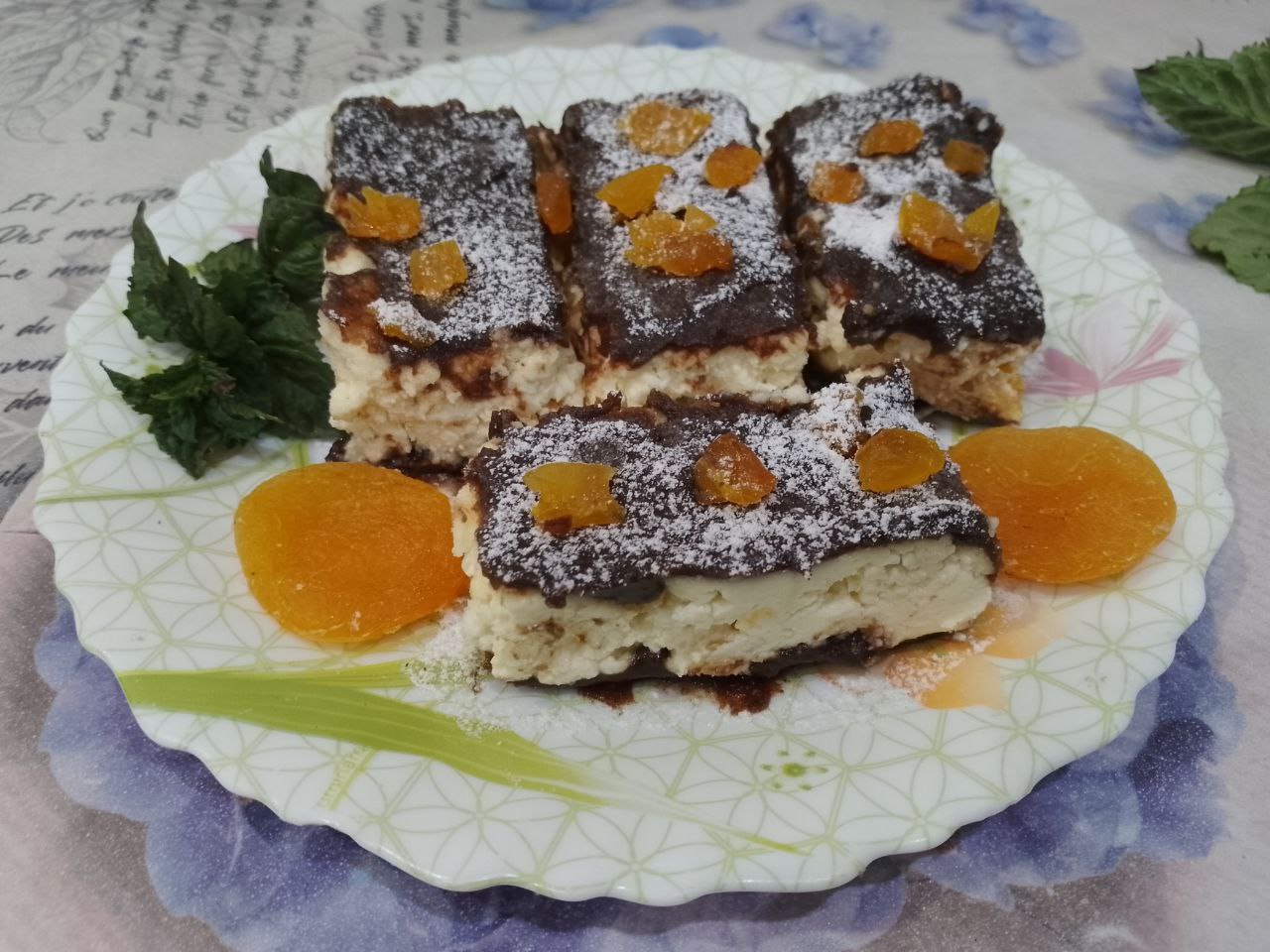 Десерт из творога, изюма и кураги, в шоколадной глазури