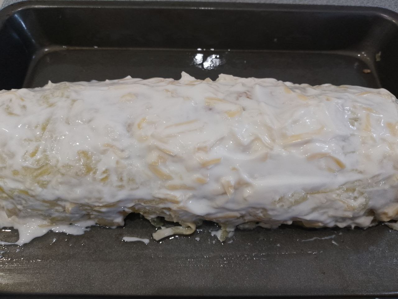 Рулет из тертого картофеля с мясной начинкой, запеченный в духовке: Рулет смазываем сметаной или сметаной смешанной с тертым сыром.