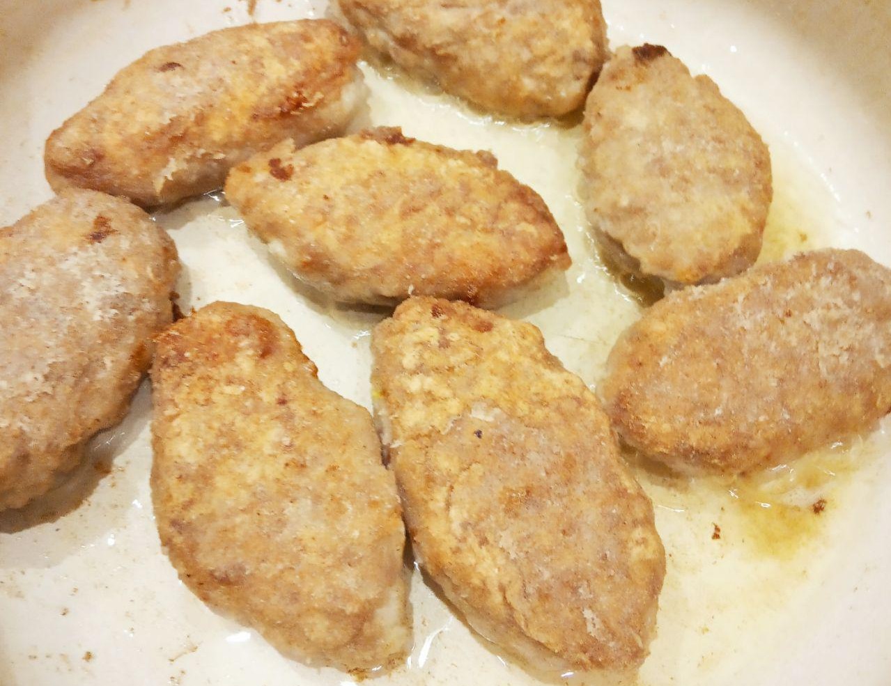 Вкусные сочные мясные картофельные котлеты: Обжариваем мясные зразы до золотистой корочки. Обжаренные зразы складываем в сковороду или другую посуду.