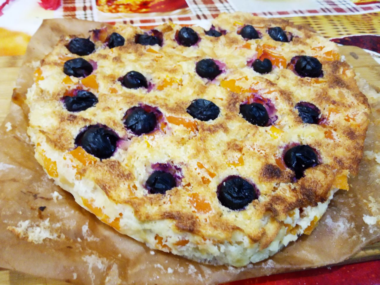 Запеченная тыква с яблоками, виноградом и яйцами, в духовке: Духовку разогреваем до 180 С, ставим форму с тыквой и яблоками для запекания на полчаса.Достаем из духовки