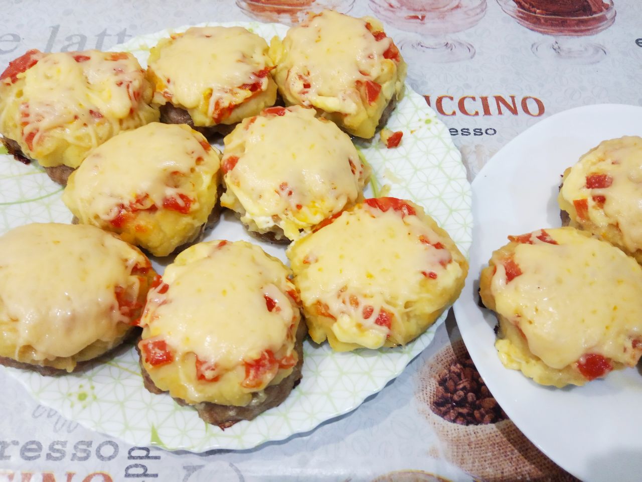 Мясные стожки с сыром и картофельным пюре