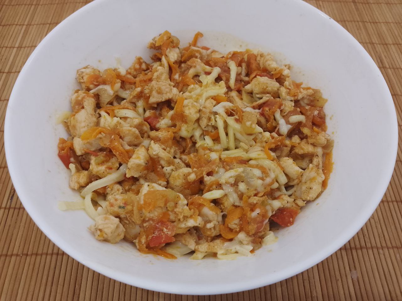 Перец с мясной начинкой и овощами, в духовке: Начинку выкладываем в посуду и добавляем половину тертого сыра, перемешиваем.