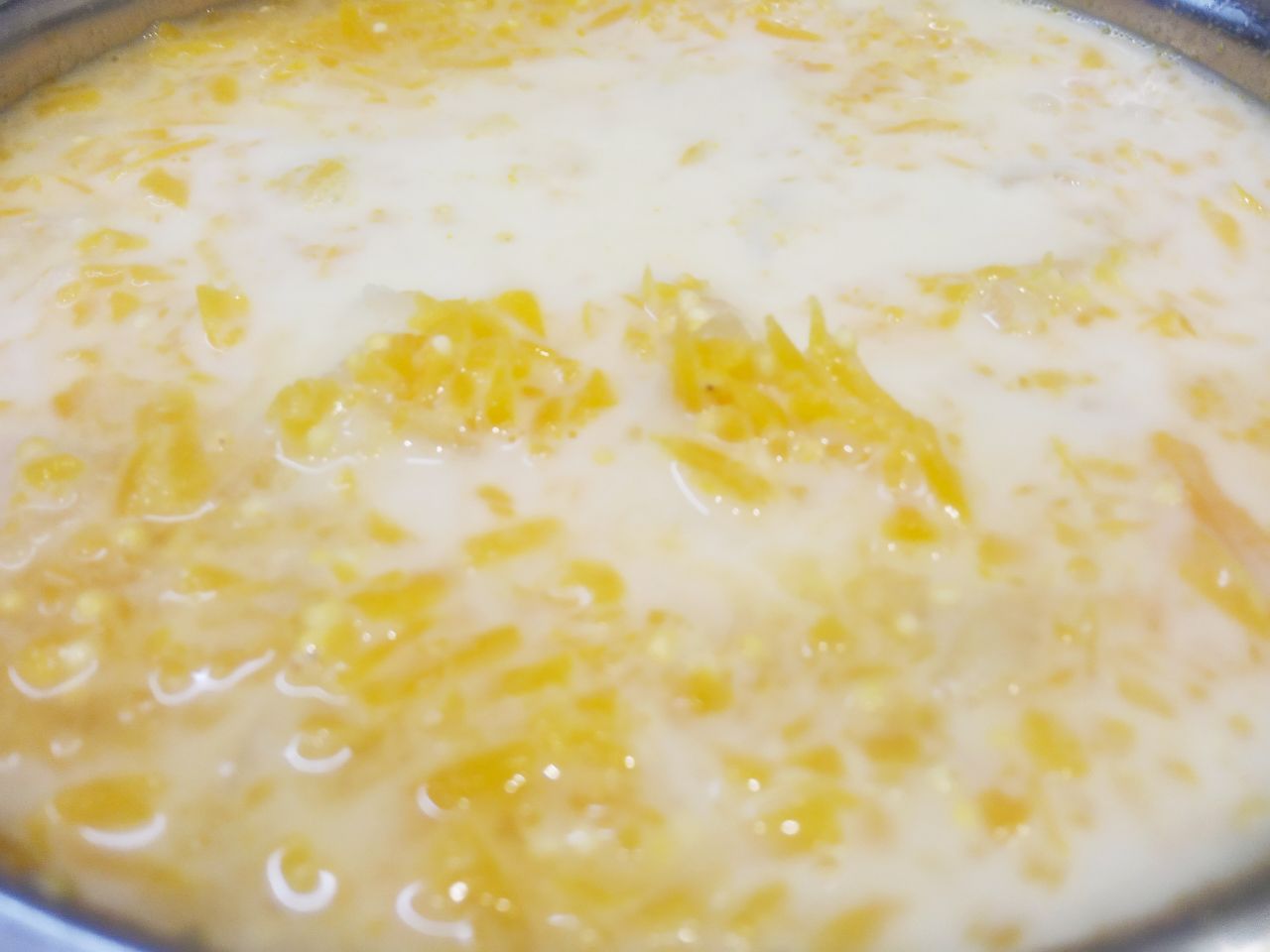Тыквенная каша с пшеном и яблоками: Добавляем пшено, молоко, соль и сахар по вкусу, размешиваем и доводим до кипения. Молока я добавляю по