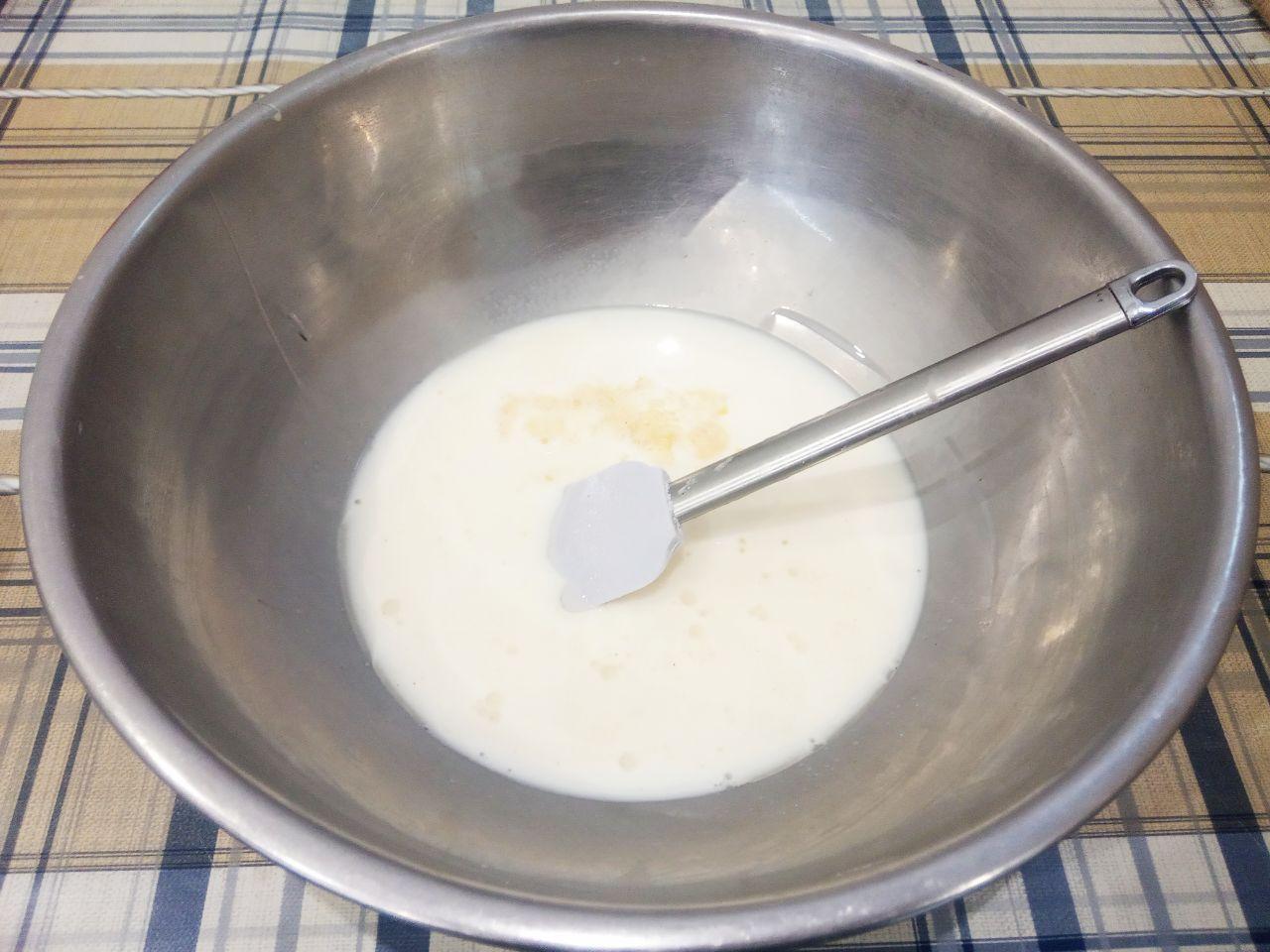 Пицца домашняя, просто, быстро и вкусно: Добавляем сахар и растительное масло, перемешиваем.
