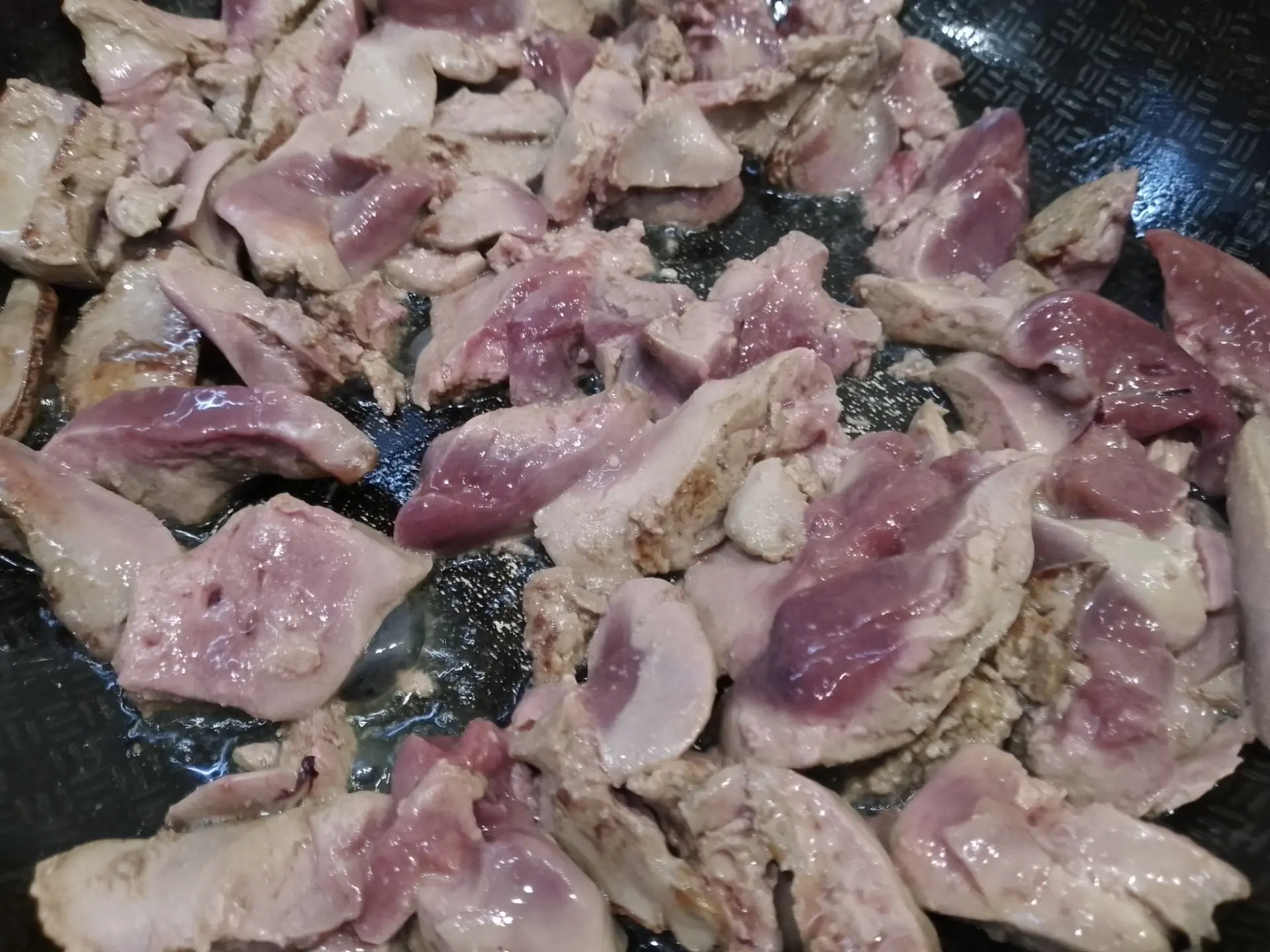 Обжаривание куриной печени с луком на сковороде до румяности