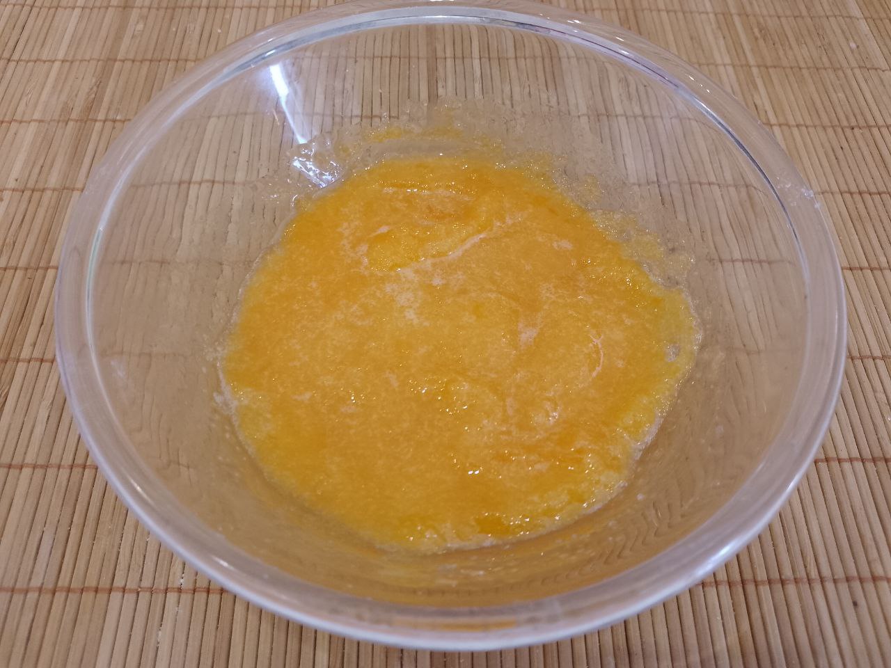 Пирог из песочной крошки и творога, вкусный и аппетитный: В желтки добавляем сахар и растираем.