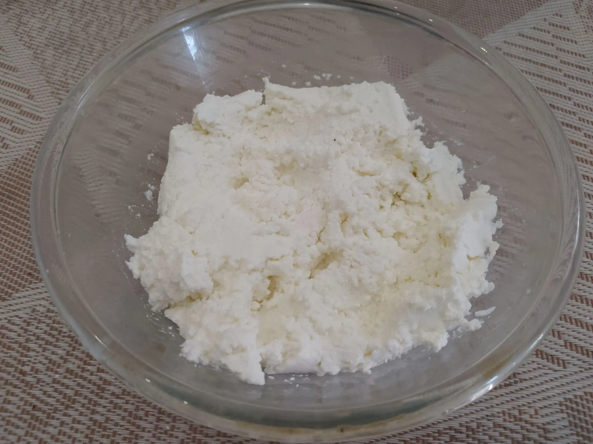 Творожные блины с желе, нежные и вкусные: Творог используем для блинов желательно мягкий, но если не мягкий тщательно его растираем.