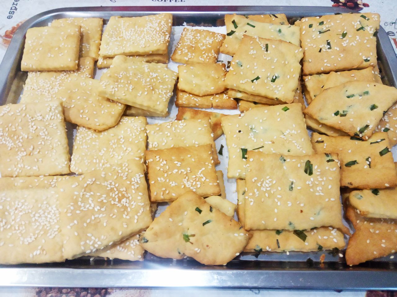 Солёное печенье с кунжутом и зеленым луком