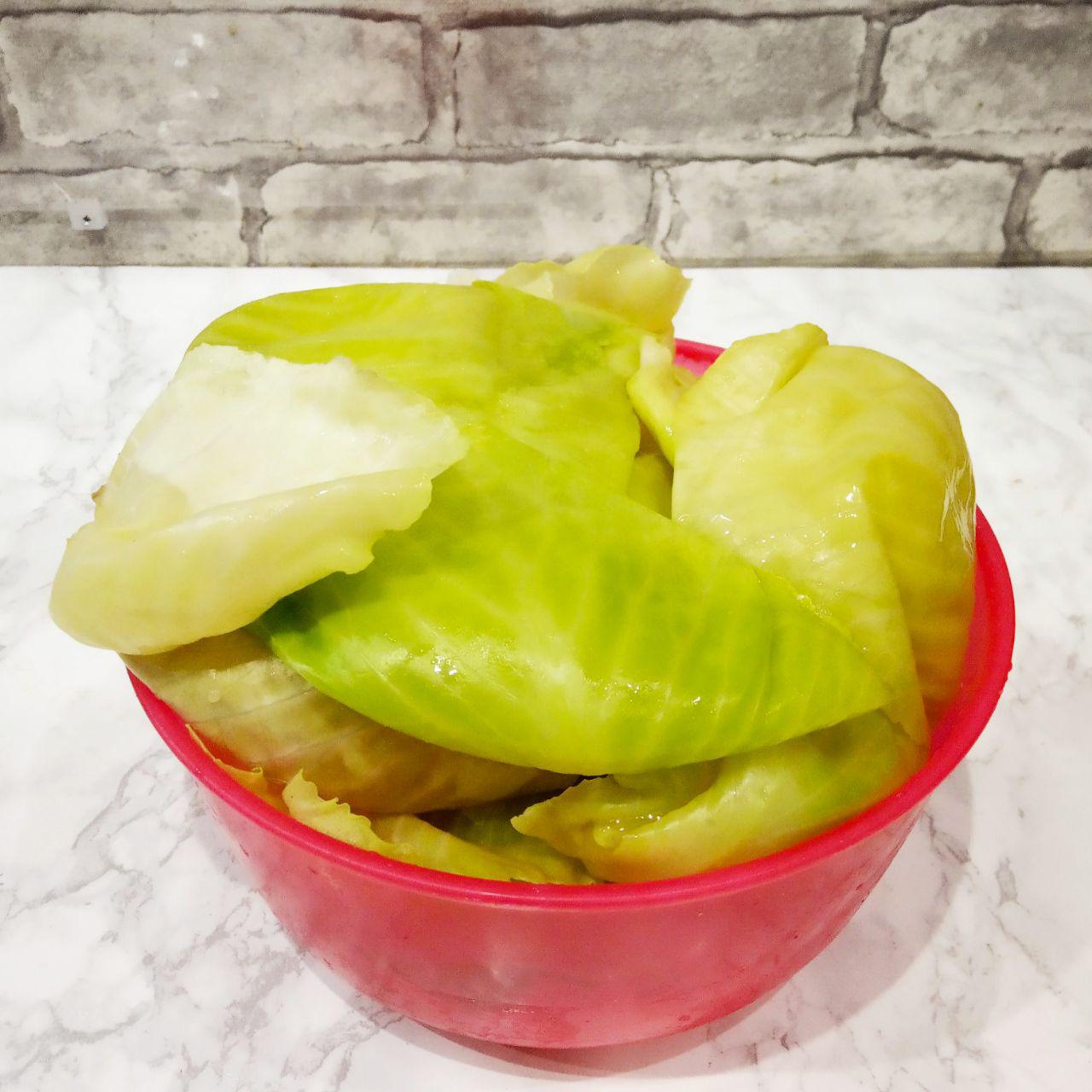 Голубцы поджаренные, вкусные и аппетитные: У капусты вырезаем кочерыжку, кладем в кастрюлю с кипящей водой и отделяем капустные листья.