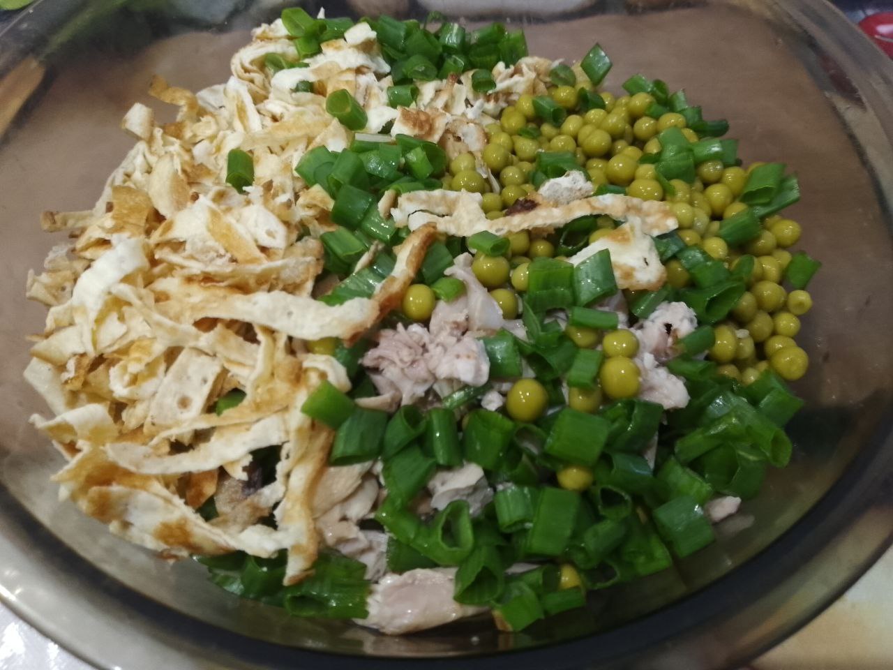 Салат вкусный, сытный и аппетитный, просто и быстро: Складываем приготовленные ингредиенты в чашу.