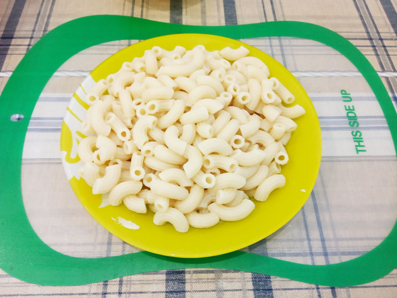 Запеканка из макарон, творога и изюма, просто и вкусно: Макаронные изделия отвариваем в подсоленной воде до готовности, так как написано на упаковке по приготовлению