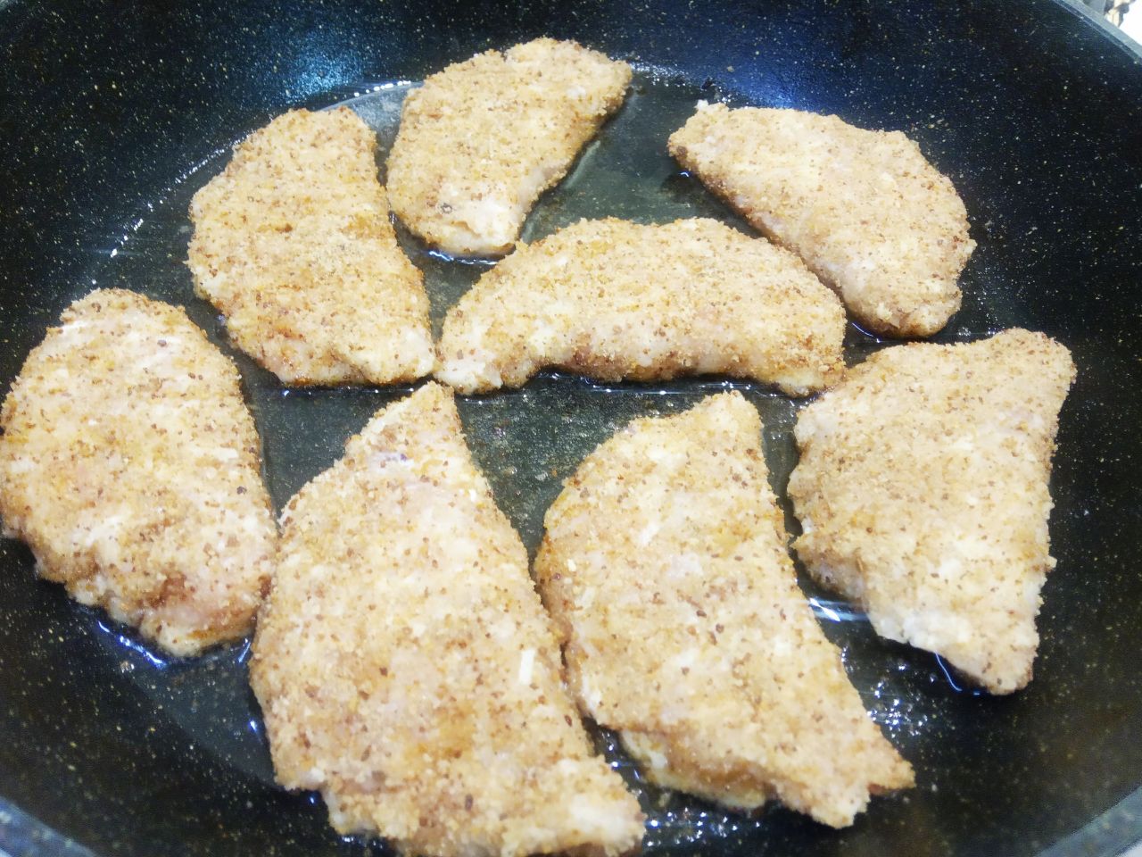 Мясные конвертики с сыром, жареные на сковороде: Разогреваем сковороду с растительным маслом и укладываем конвертики на сковороду.