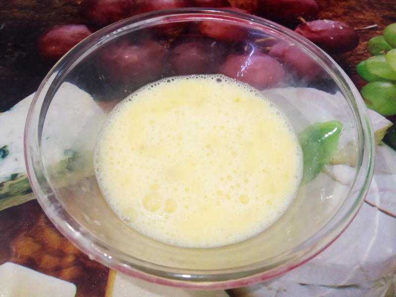 Пирожки с фасолевой начинкой в чесночной заливке, просто и вкусно: Яйца разбиваем в чашу и взбиваем венчиком.