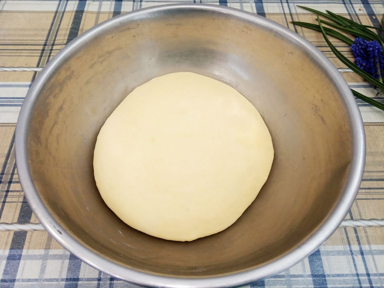 Простой рецепт жареных пирожков с начинкой из куриного филе и лука: Тесто накрываем и ставим в теплое место для подъема на один час.