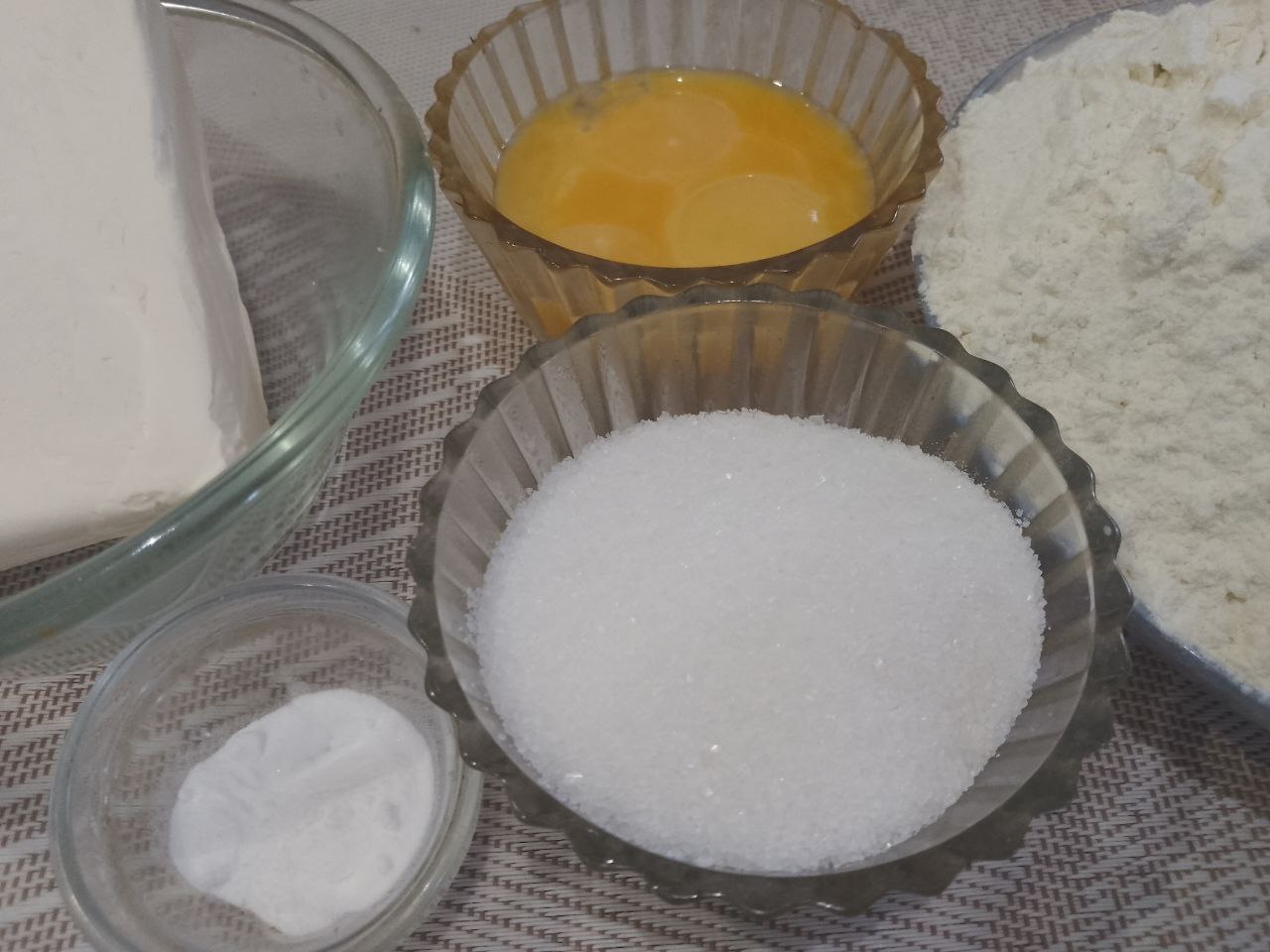 Пирог из песочной крошки, с творожной начинкой и замороженными ягодами