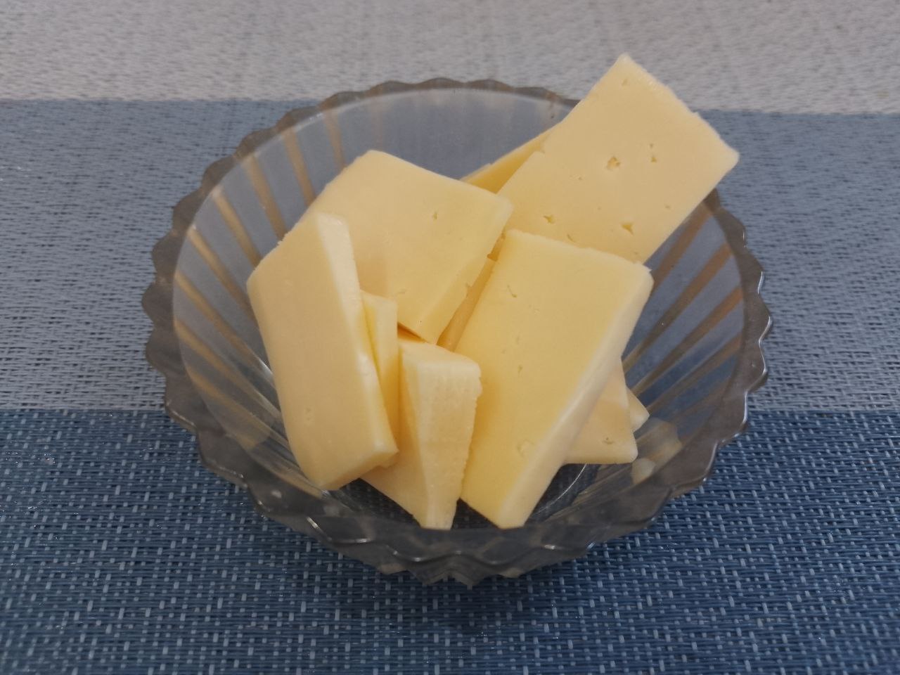 Картофель с сыром, в беконе, запеченный в духовке: Твердый сыр разрезаем на ломтики.