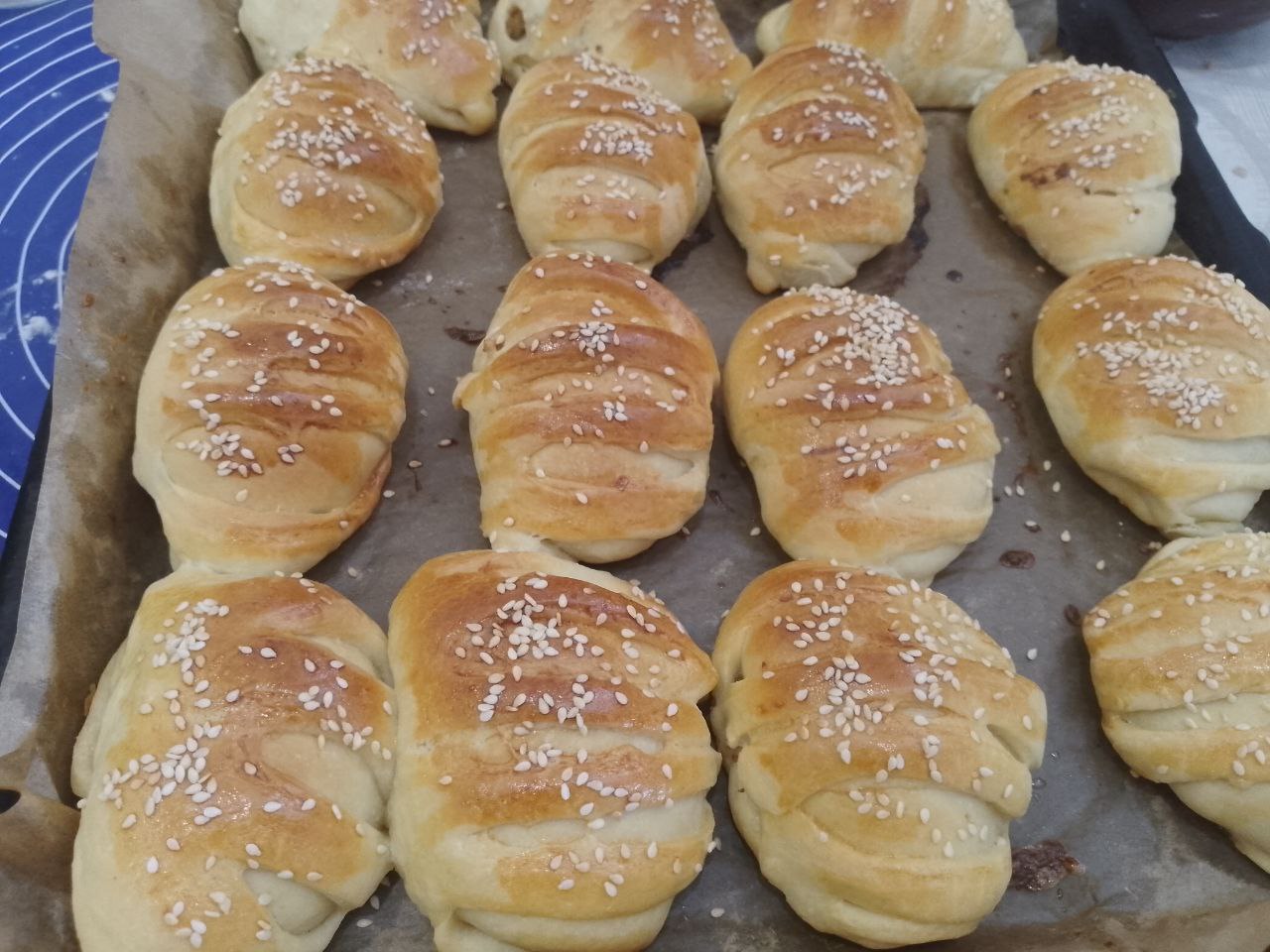 Вкусные и сытные пирожки из дрожжевого теста, с мясной начинкой: Духовку разогреваем до 180 С и выпекаем пирожки до готовности 25-30 минут.