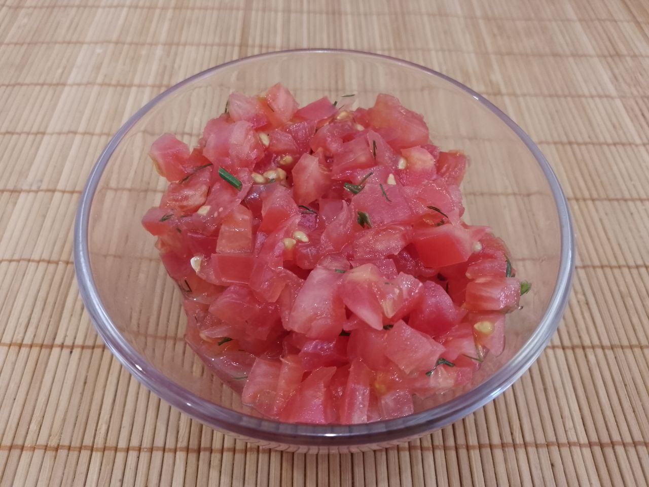 Лаваш с начинкой из куриного мяса, сыра и помидоров: Помидоры средние промываем, удаляем плодоножки и разрезаем на маленькие кубики.
