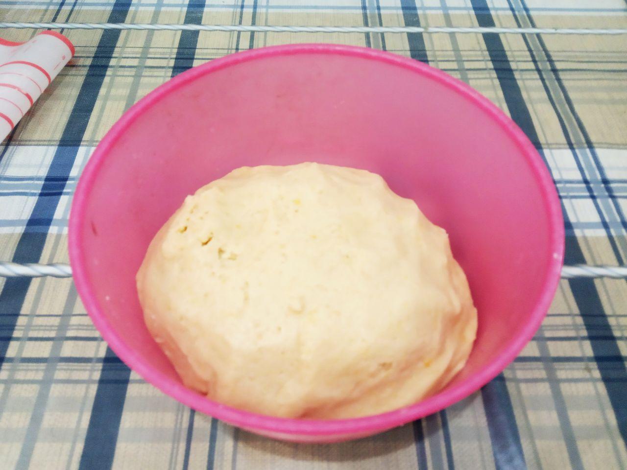 Домашнее печенье с кокосовой стружкой, рассыпчатое и песочное: Часть муки всыпаем в смесь, размешиваем и добавляем размягченное сливочное масло. Замешиваем мягкое и нежное