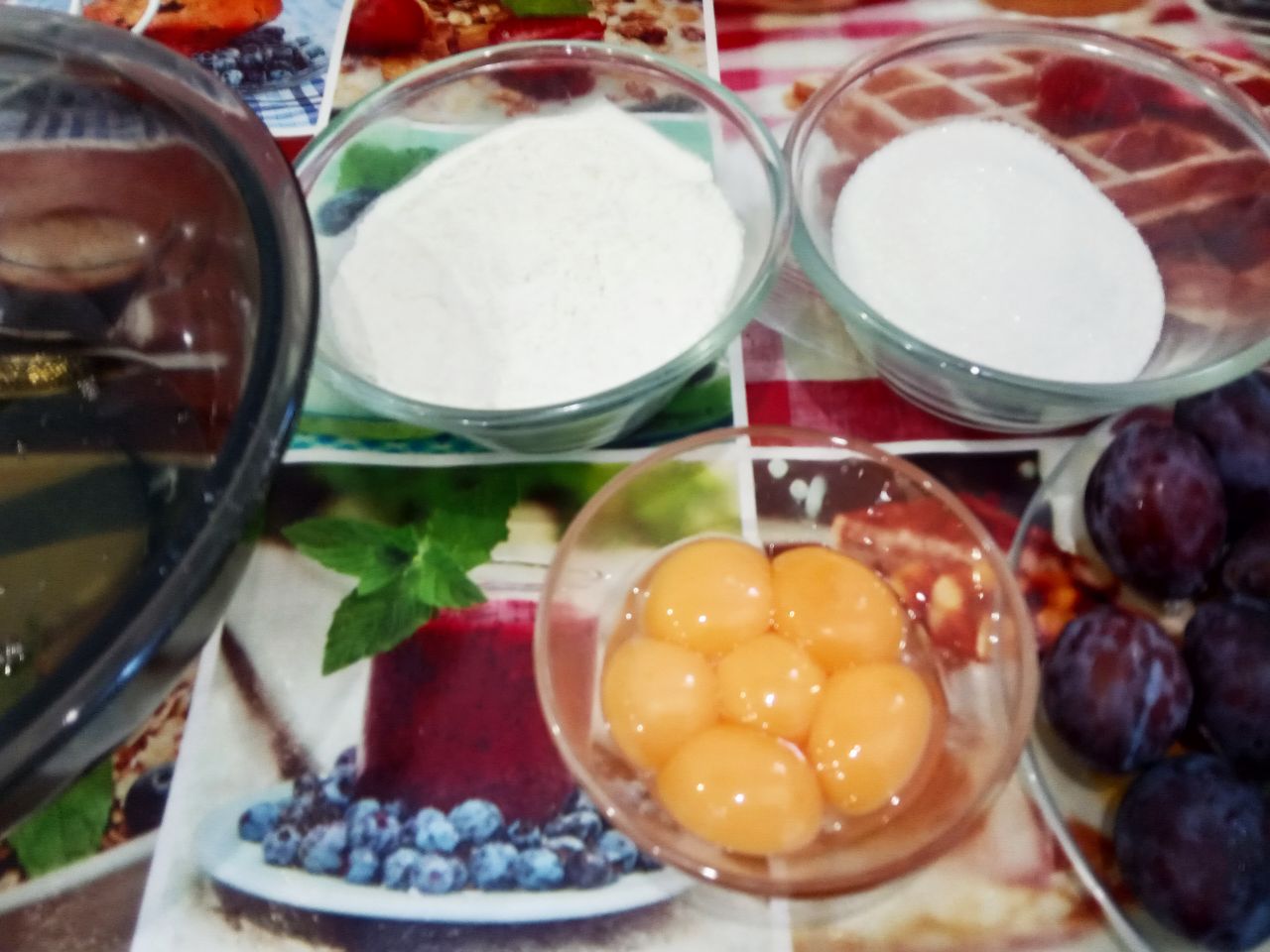 Пирог из бисквитного теста со сливами, просто и вкусно