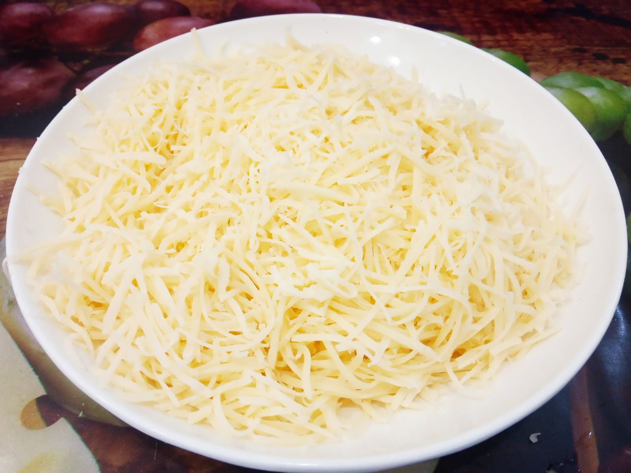 Мясной соус со сметаной, сыром и вареными желтками, к макаронам: Твердый сыр натираем на средней терке.