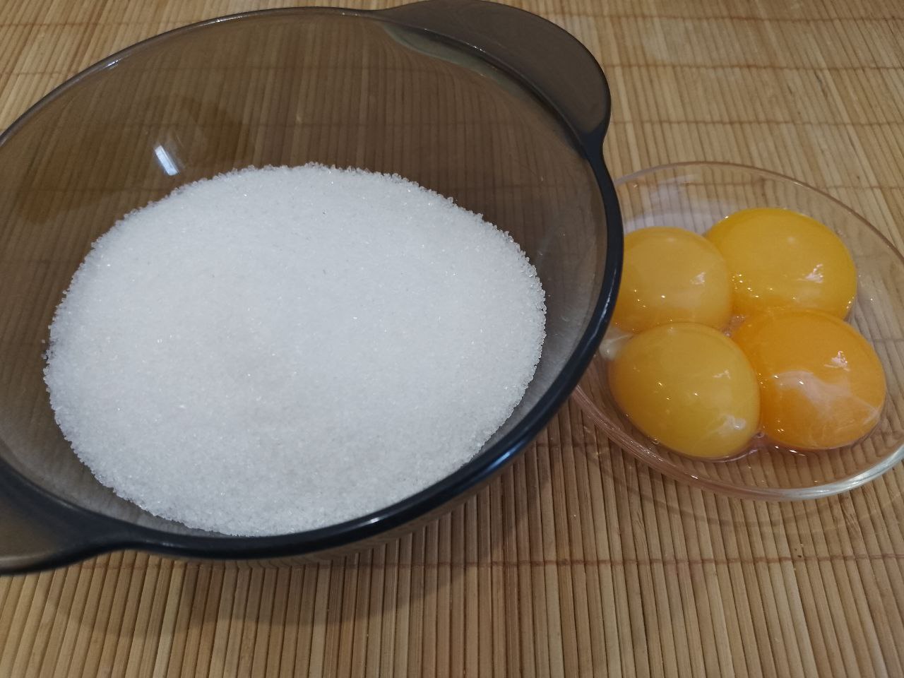 Творожная запеканка с изюмом, нежная и вкусная: В желтки добавляем сахар и растираем.