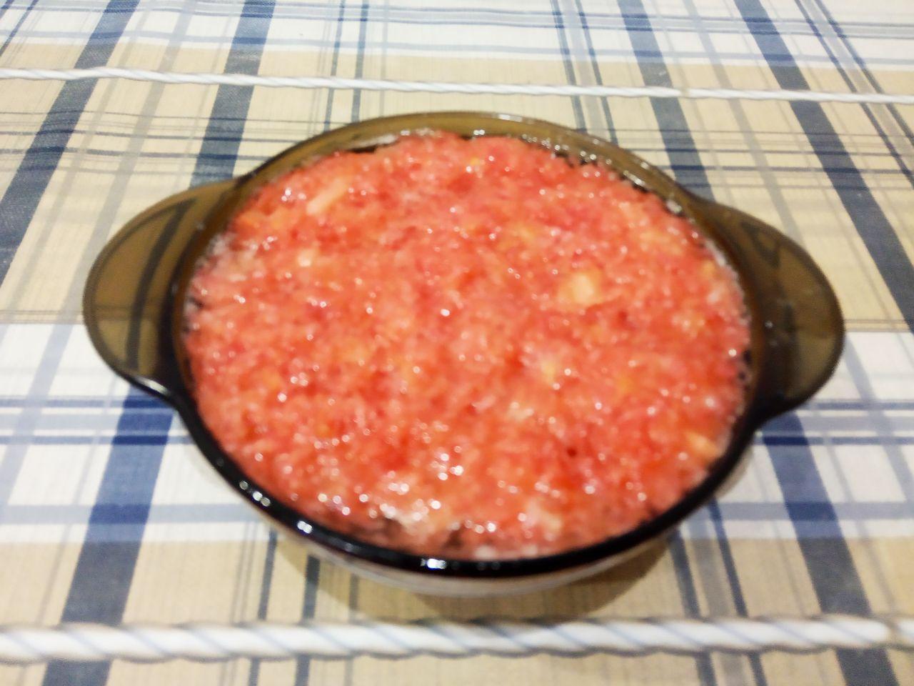 Простой рецепт грейпфрутового печенья, просто и вкусно: Выливаем грейпфрутовую цедру с содой в растертую массу и перемешиваем до однородного состояния.