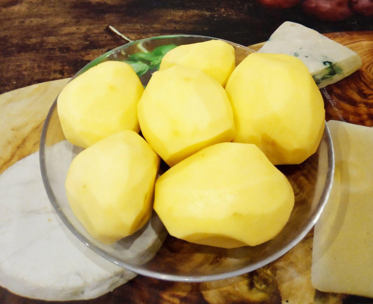Вкусный и аппетитный завтрак, драники со свиным фаршем: Картофель очищаем от кожуры, промываем и просушиваем.