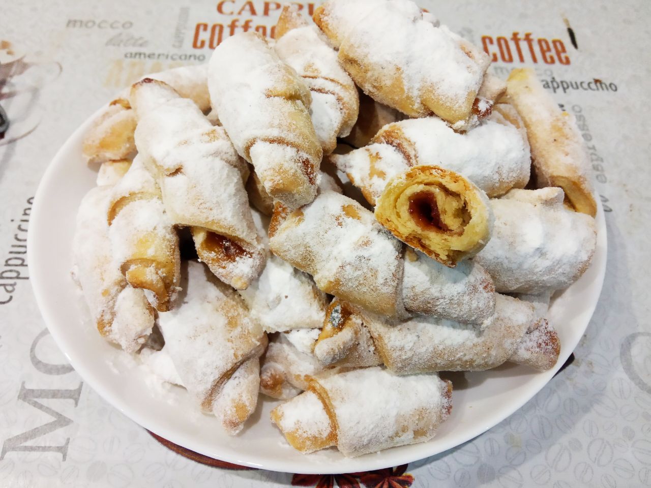 Печенье рогалики без яиц, с джемом и в сахарной пудре