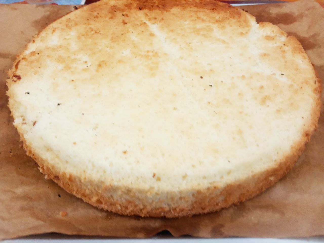 Торт с нежным масляным кремом и джемом: Бисквит разрезаем на три части.