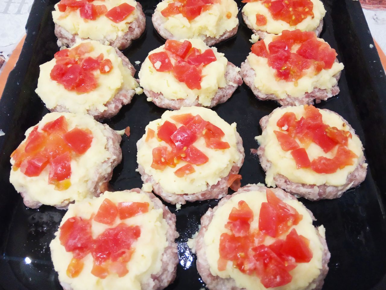 Мясные стожки с сыром и картофельным пюре: Поверх картофельного пюре выкладываем кубики помидоров.