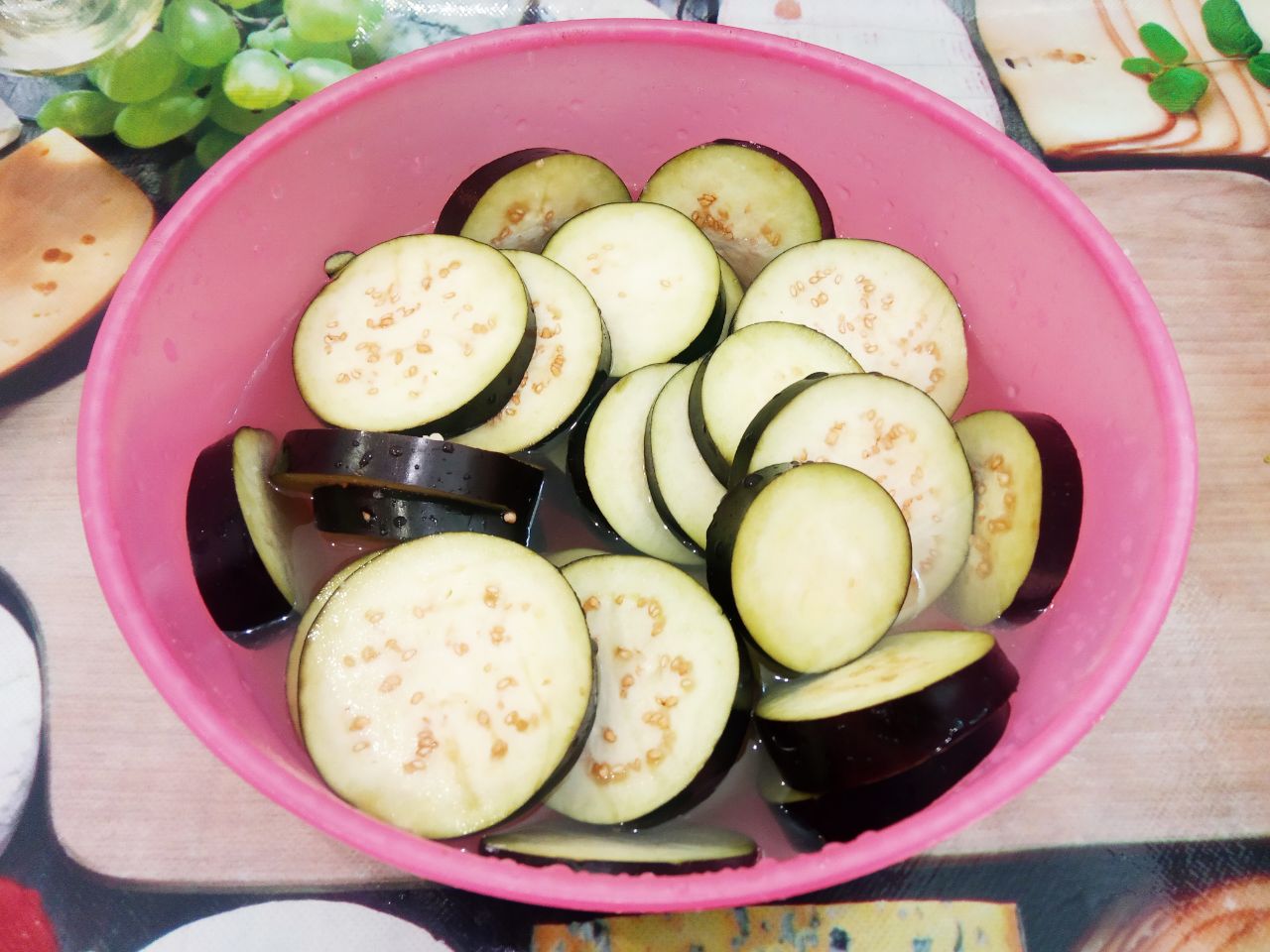 Салат из баклажанов, с помидорами и сыром: Затем кружочки баклажанов если замачивали в воде, отжимаем, а если посыпали солью, промываем водой.