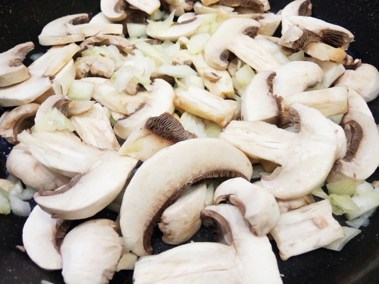 Мясные зразы с грибной начинкой запеченные в духовке, сочные и вкусные: Сковороду разогреваем с растительным маслом, кладем измельченный лук и полоски шампиньонов, солим по вкусу и