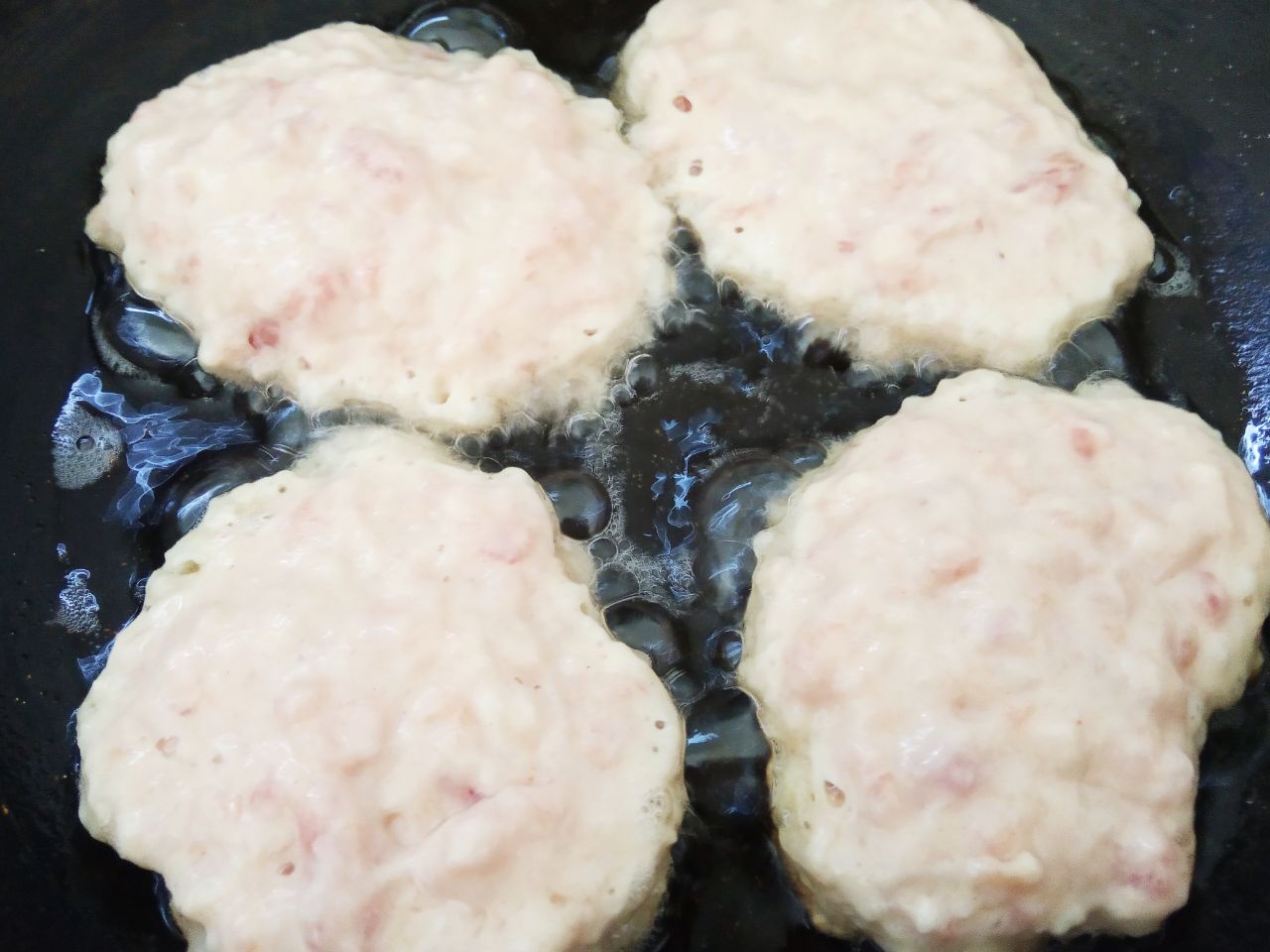 Ленивые беляши, просто и вкусно: Разогреваем сковороду с растительным маслом, выкладываем ложкой массу на расстоянии друг от друга, накрываем