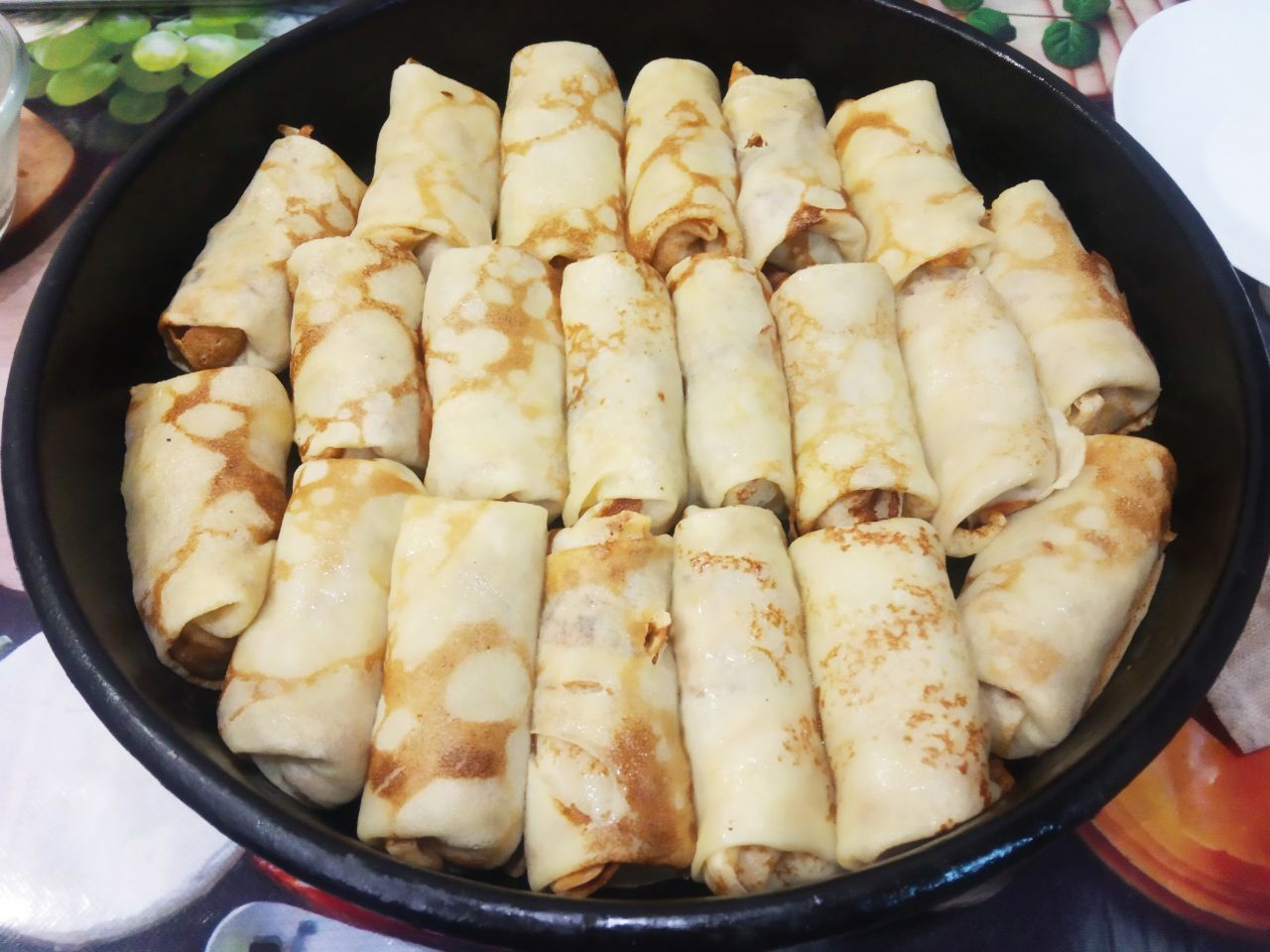 Блинчики с мясом и сыром, запеченные в духовке: Духовку разогреваем до 170 С, ставим противень с блинчиками в духовку на 20 минут.