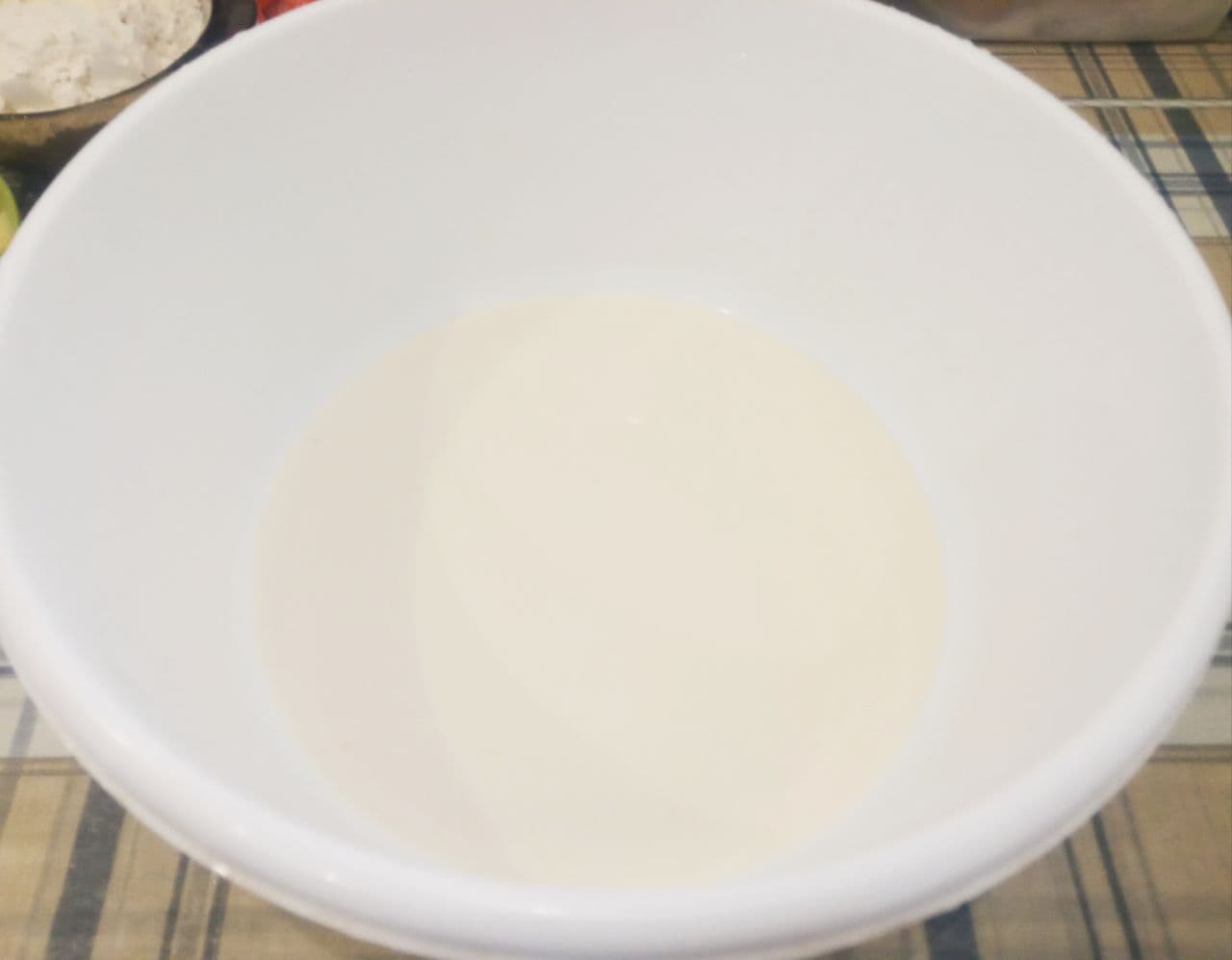 Пирожки с мясной начинкой из картофельного дрожжевого теста, жареные на сковороде: Дрожжи разводим в теплом молоке.