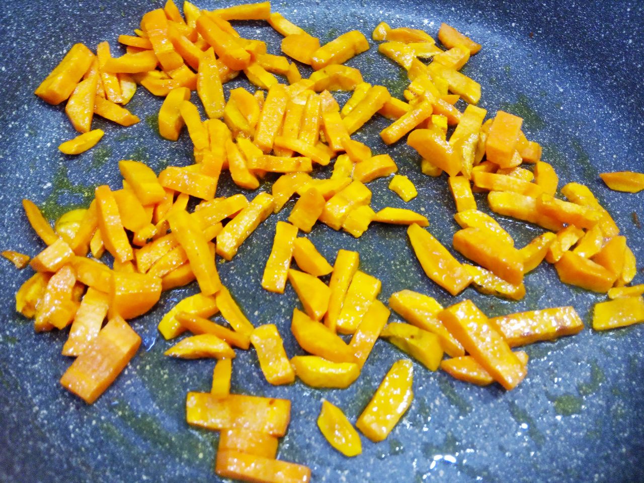 Тушеная фасоль с овощами, вкусно и сытно: Обжариваем морковь до размягчения и выкладываем в сотейник.