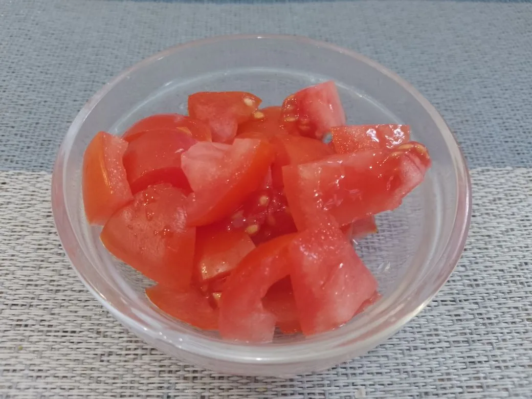Вкусный завтрак из яиц, творога, помидоров и колбасы или ветчины: Помидоры промываем водой, удаляем плодоножки и мелко нарезаем.