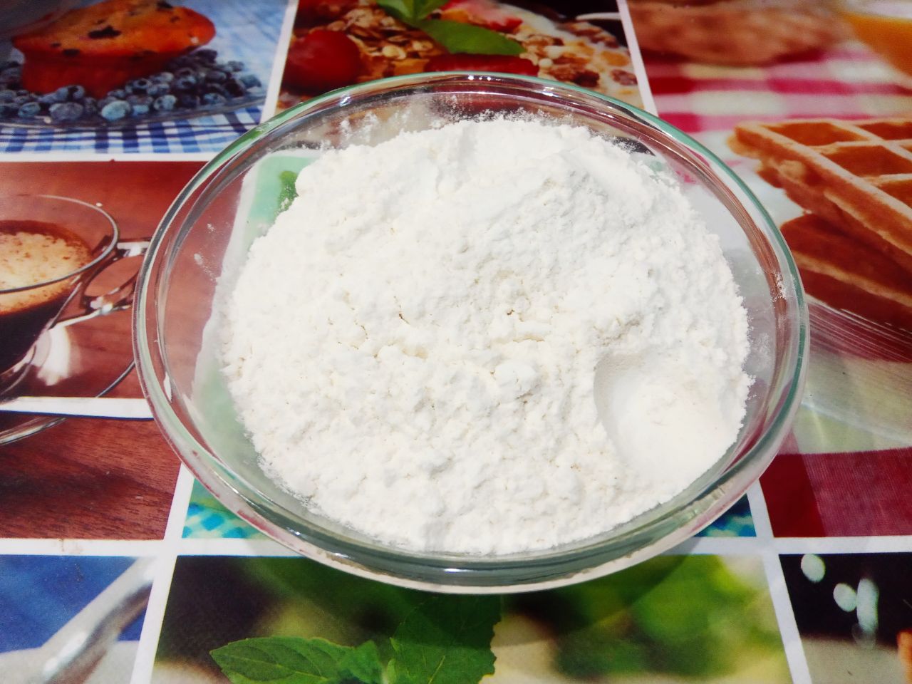 Вкусный торт ко дню рождения или к другому торжеству: Муку просеиваем через мелкое сито и частями добавляем в белковую массу, осторожно перемешиваем.