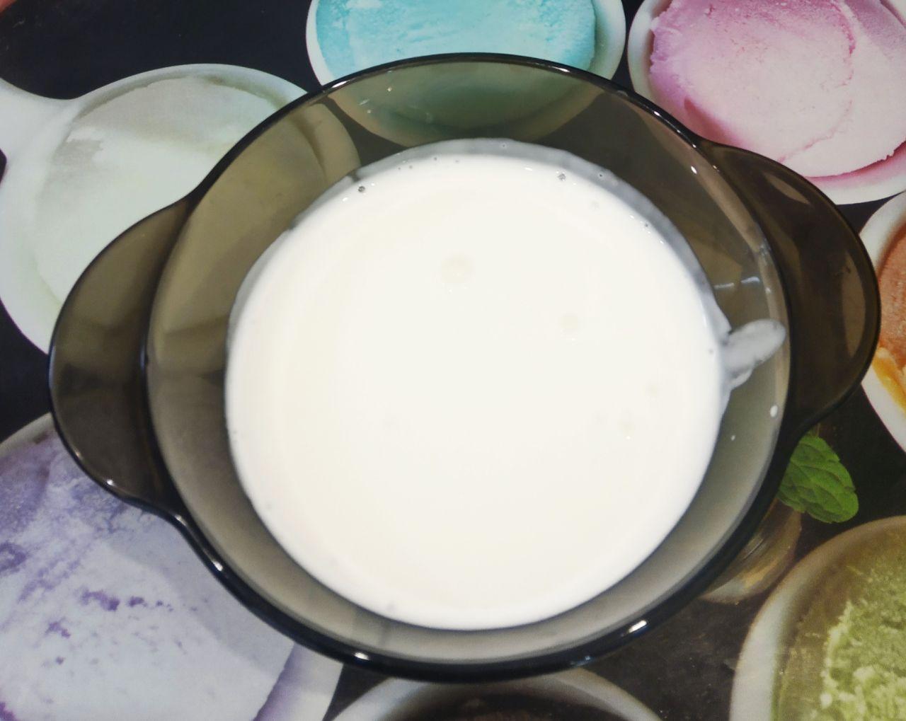 Простой рецепт яблочной шарлотки на кефире, быстро и вкусно: В кефир кладем соду и размешиваем, можно вместо соды использовать разрыхлитель для теста, тогда разрыхлителя