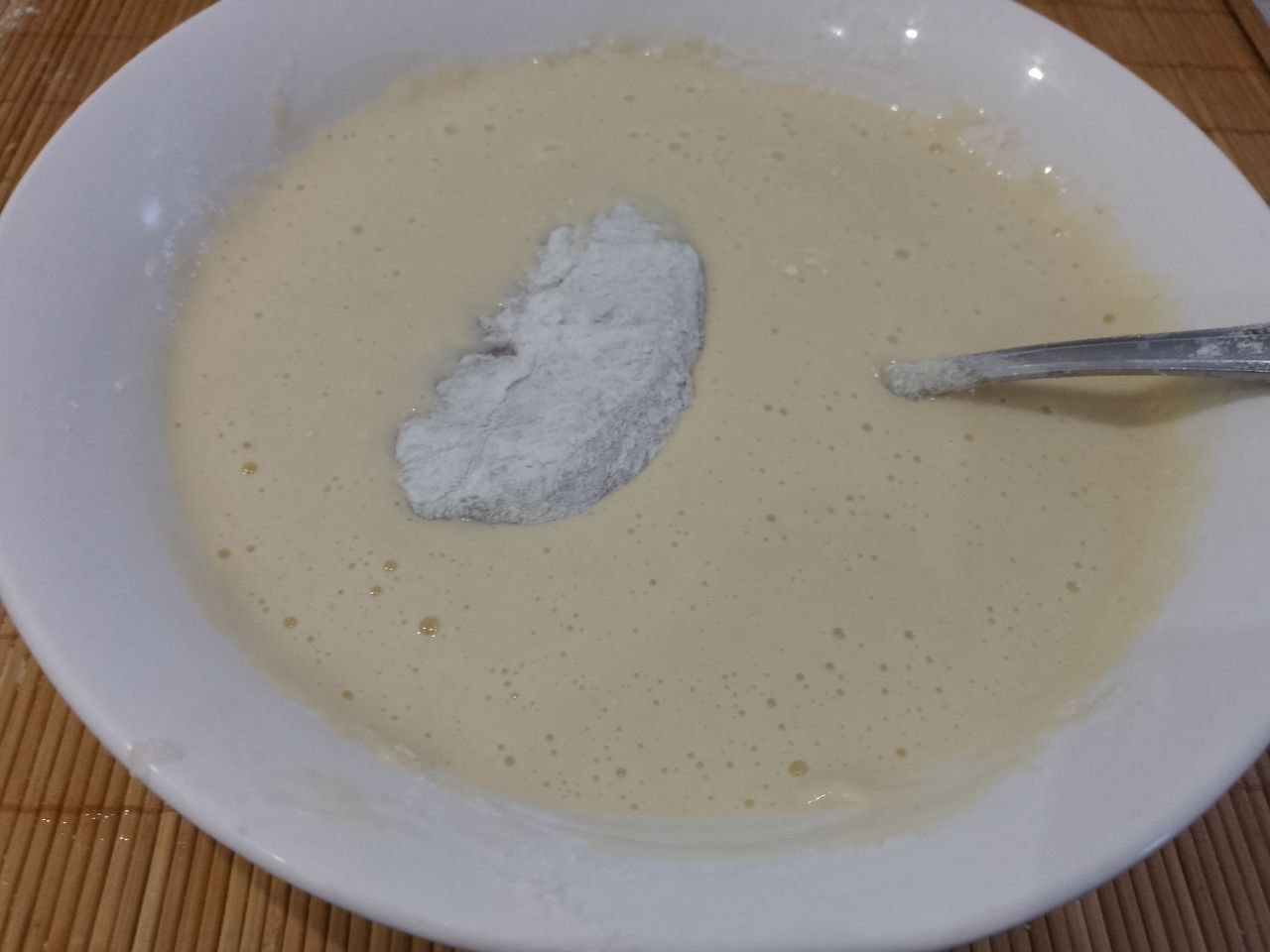 Рыбный стейк в кляре, вкусно и сытно: Кусочки рыбы с помощью вилки или зубочистки (зависит от размеров кусочка рыбы) и погружаем в кляр.
