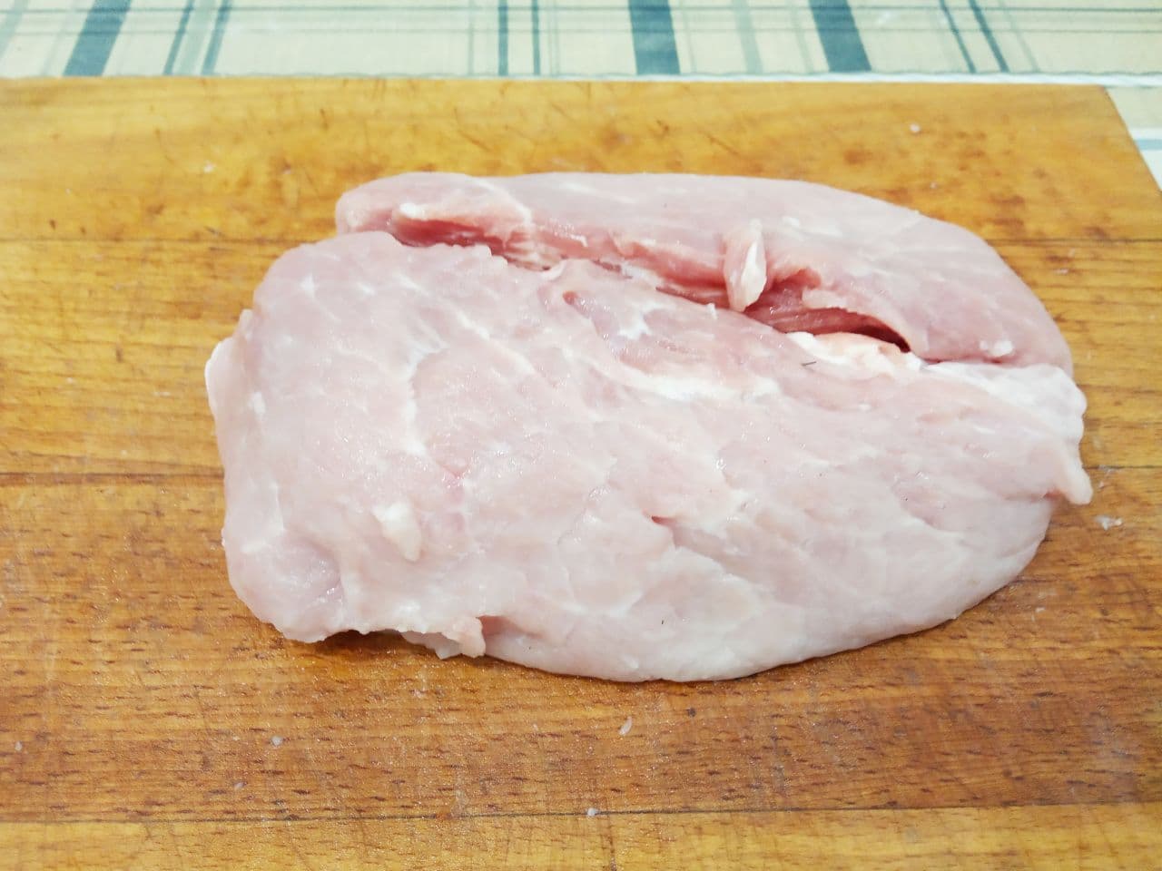 Гуляш из свинины, простой рецепт: Мясо свинины промываем, просушиваю и разрезаем на кубики.