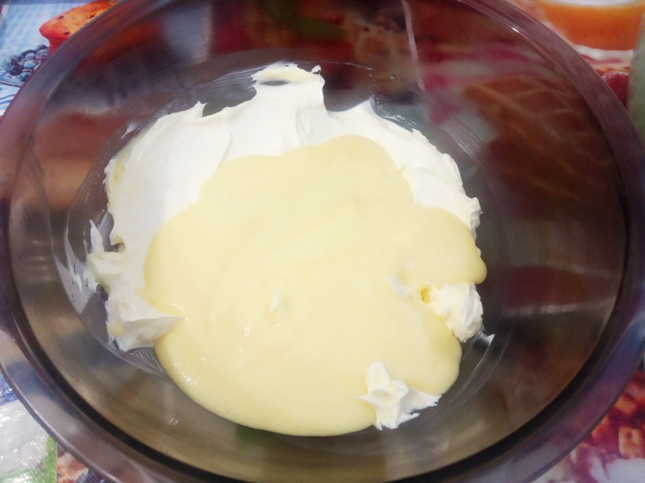 Вкусный торт ко дню рождения или к другому торжеству: В сливочное масло добавляем частями крем и взбиваем.