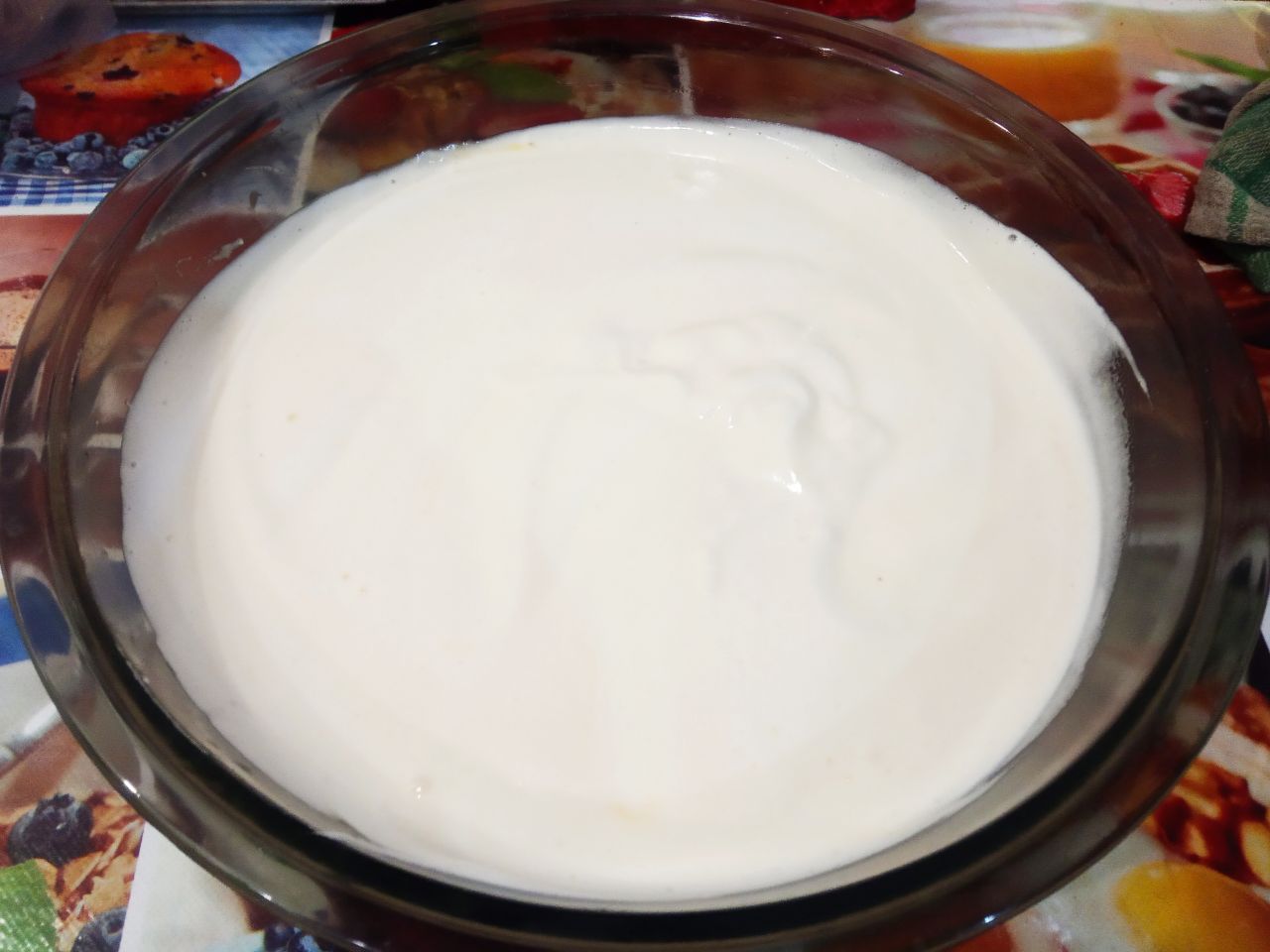 Вкусный торт ко дню рождения или к другому торжеству: Добавляем частями желтки и перемешиваем миксером на малой скорости.