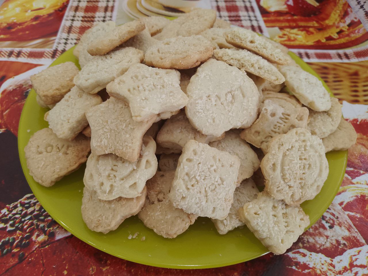 Домашнее печенье с кокосовой стружкой, песочное и рассыпчатое: Испеченное печенье достаем из духовки и складываем на блюдо.