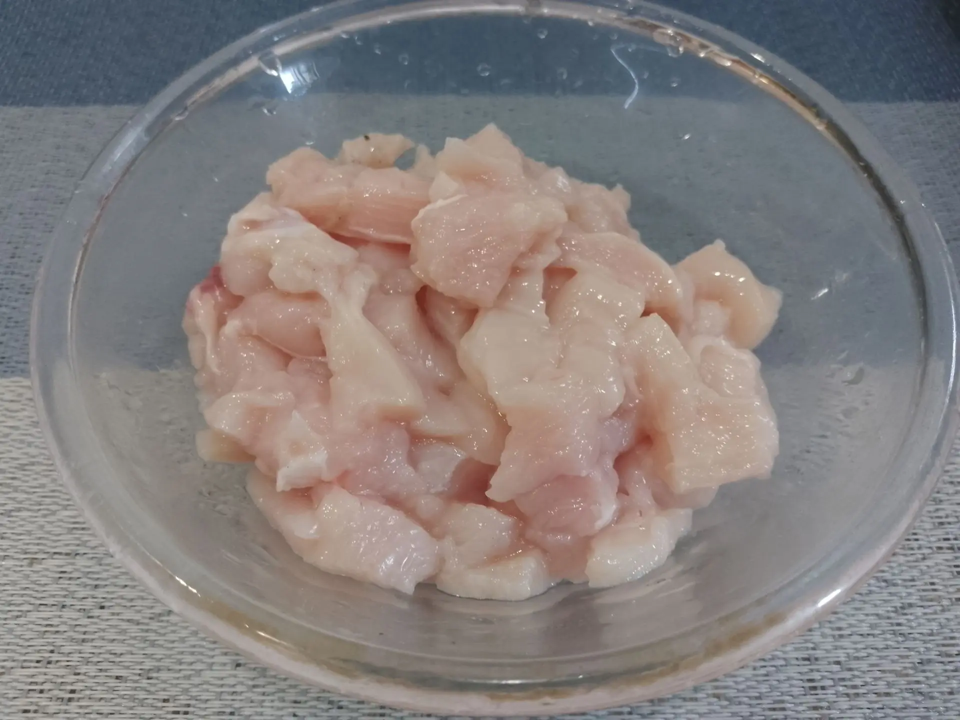 Баклажаны с начинкой запеченные в духовке: измельчаем куриное филе