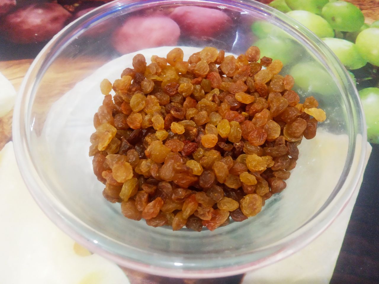 Десерт из творога и изюма, просто и вкусно: Изюм промываем горячей водой, заливаем горячей водой на 15 минут. Воду с изюма сливаем и просушиваем.