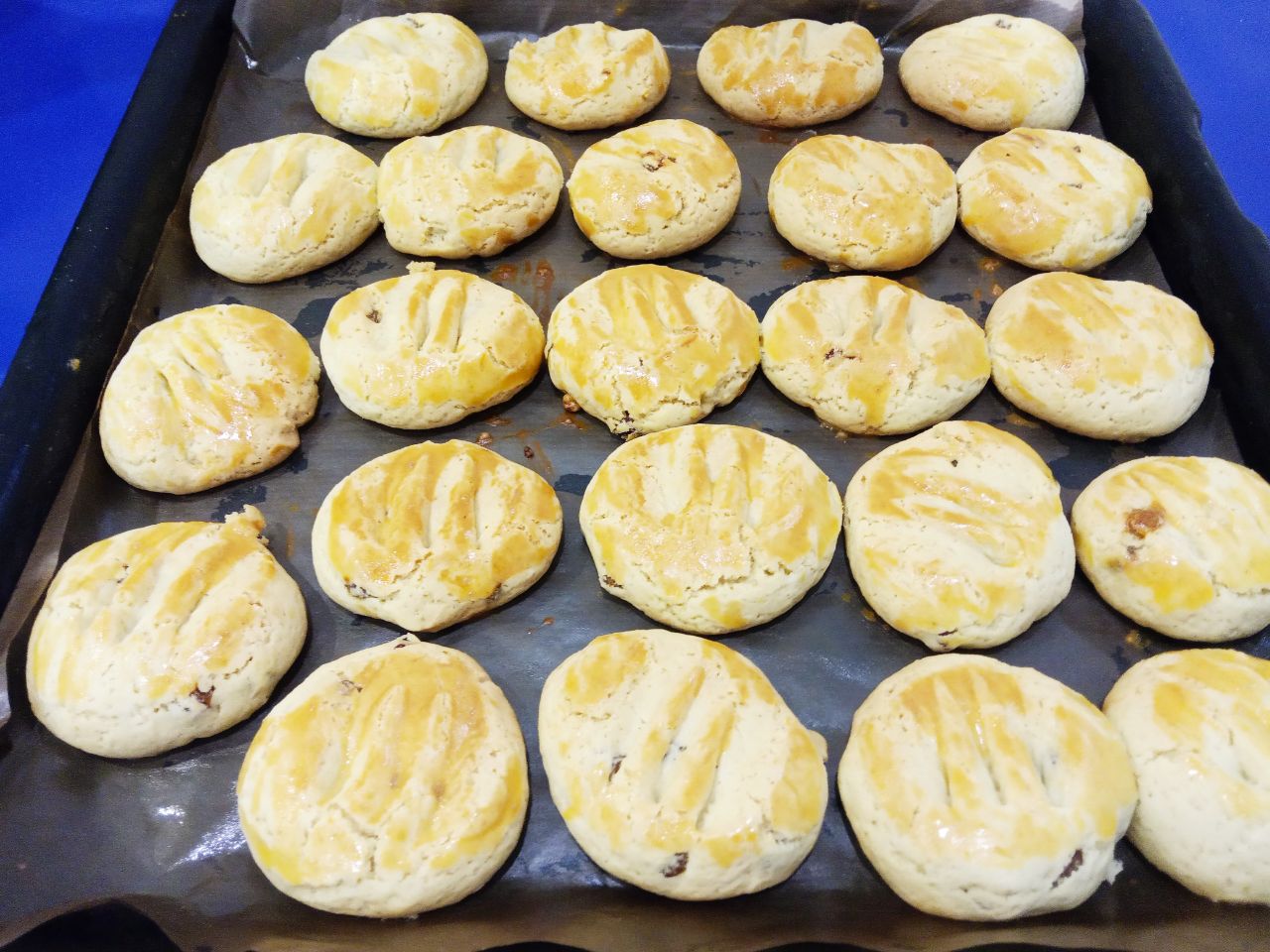 Домашнее печенье на растительном масле с изюмом, песочное и рассыпчатое: Духовку разогреваем до 180 С, ставим противень с печеньем для выпекания. Печенье выпекаем около 12-15 минут.