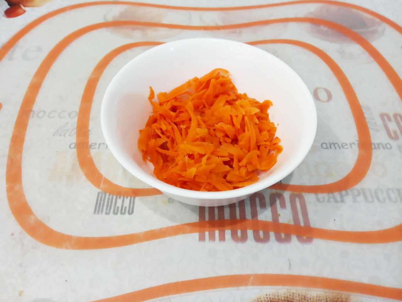 Макаронные гнёзда с мясом и сыром, в соусе: Займемся приготовлением соуса для макарон.Морковь очищаем от кожуры, промываем и натираем на крупной терке.
