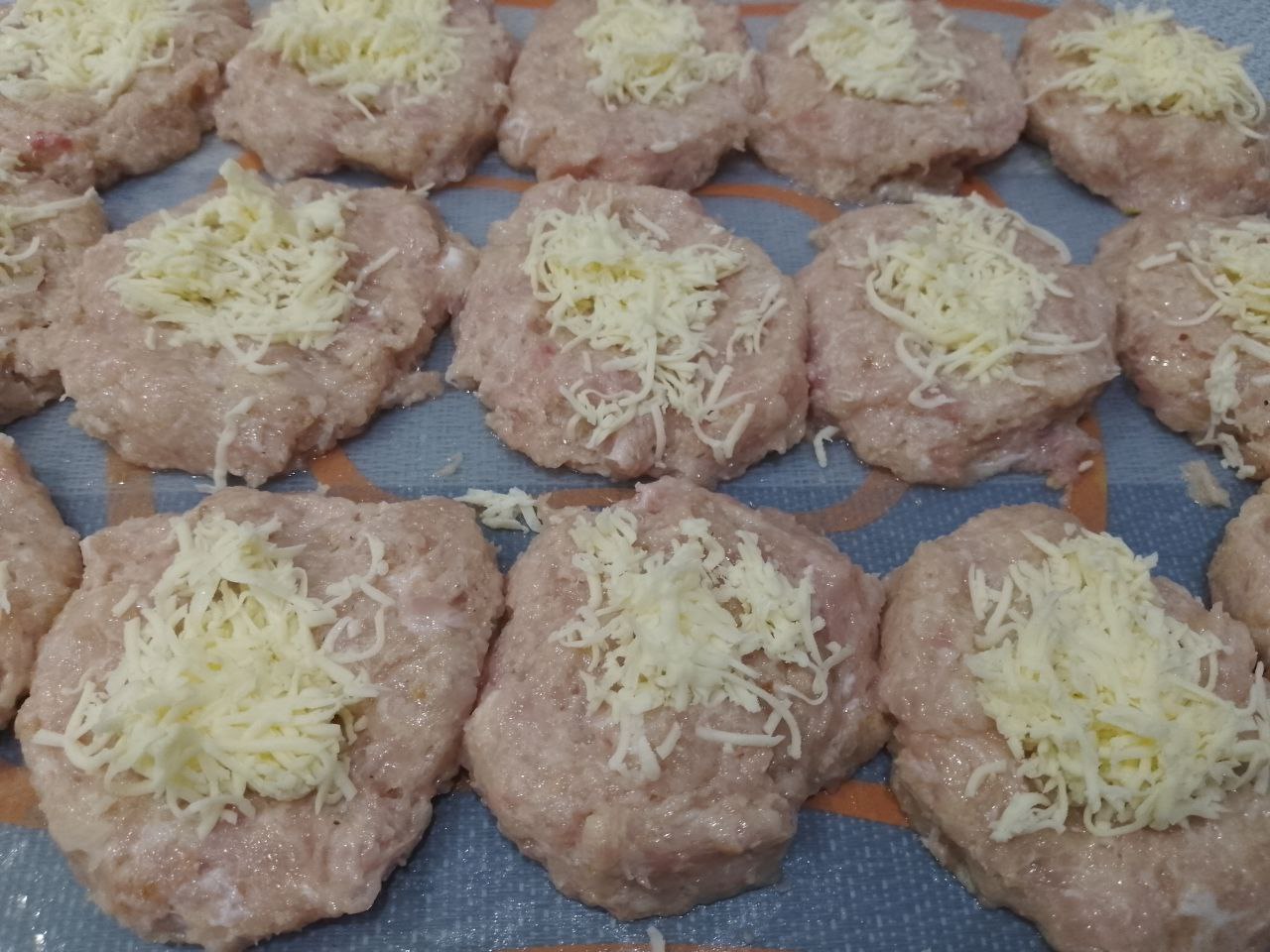 Зразы из куриного мяса, грибов и сыра, в духовке: На середину кладем тертый сыр, сверху кладем обжаренные грибы.